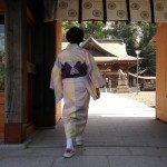 神社の門へ向かう背をスマップ