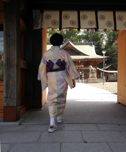 神社の門へ向かう背をスマップ